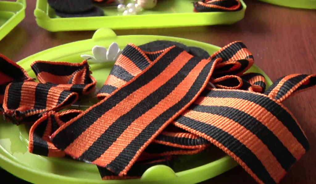 В Новокузнецке для школьников провели мастер‑класс «Георгиевская лента — символ Победы»