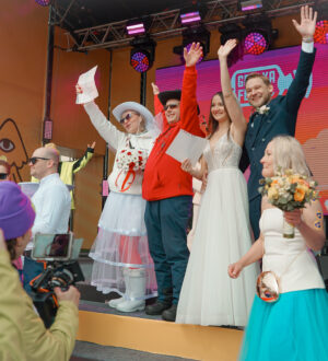 Семь пар поженились у подножия горы в Шерегеше