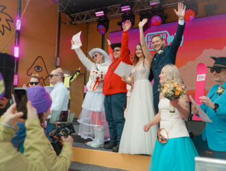 Семь пар поженились у подножия горы в Шерегеше