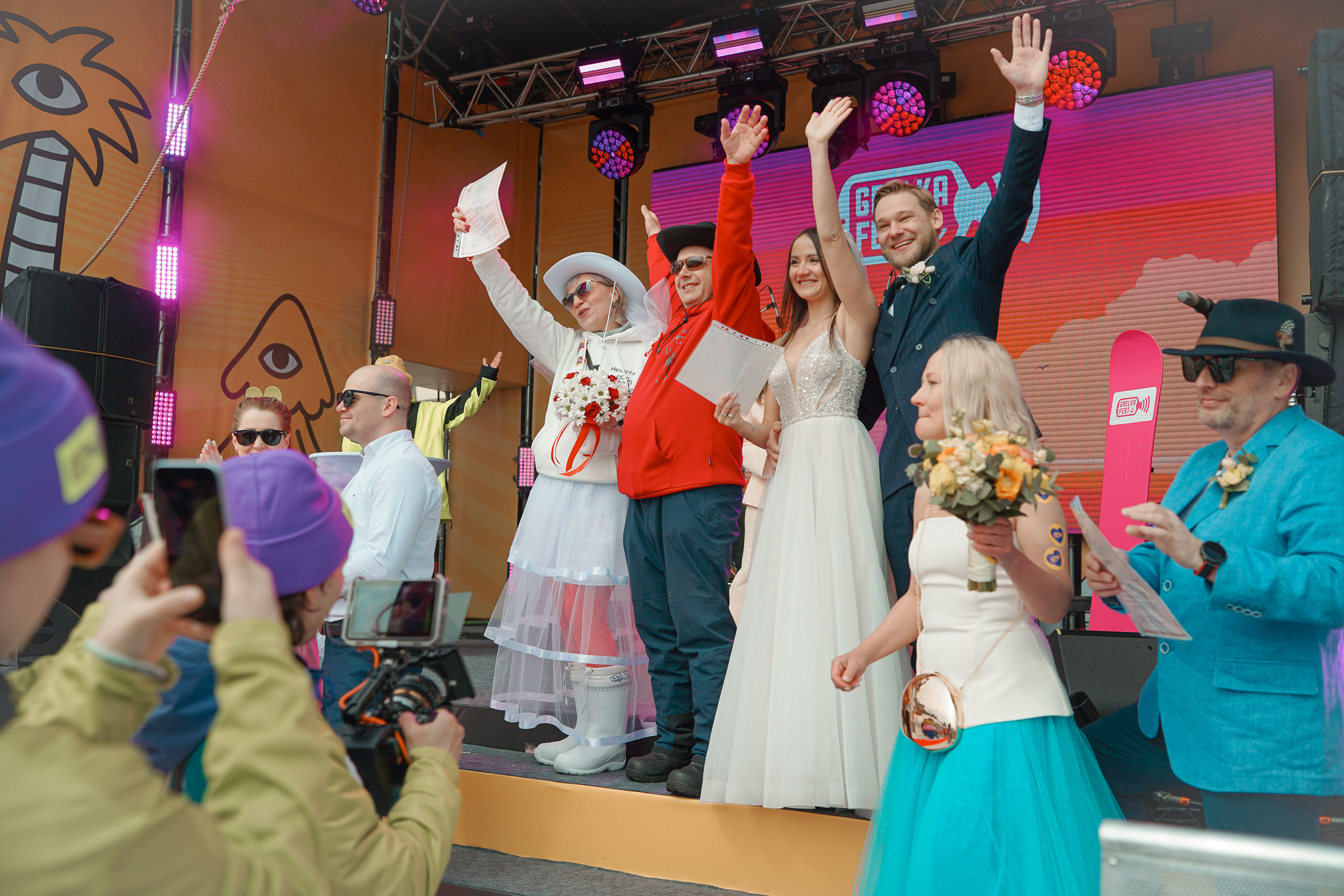 Семь пар поженились у подножия горы в Шерегеше