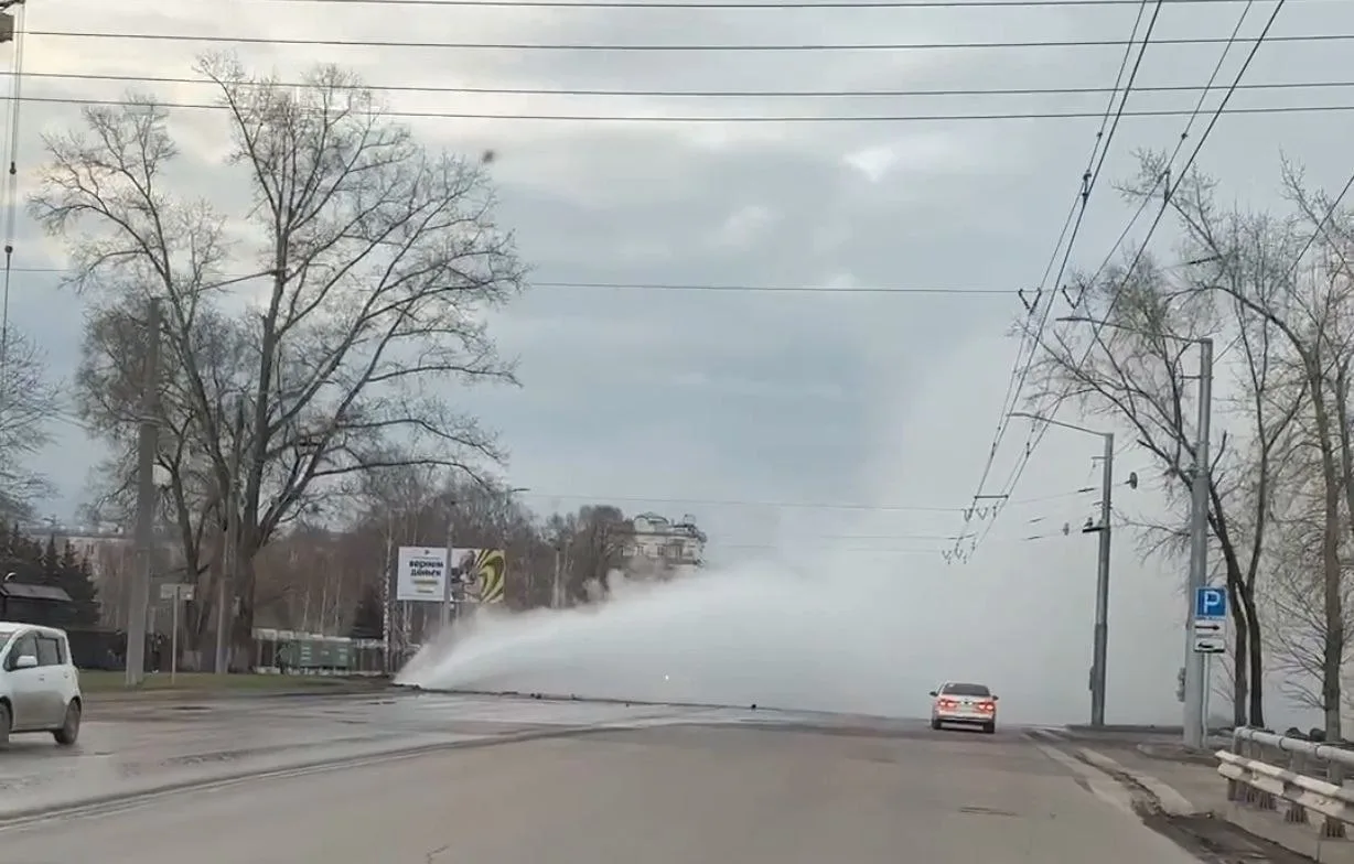 Из-за коммунальной аварии в Новокузнецке пострадал общественный транспорт