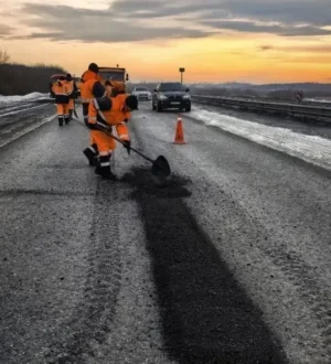В Кузбассе временно устраняют дефекты на дорогах