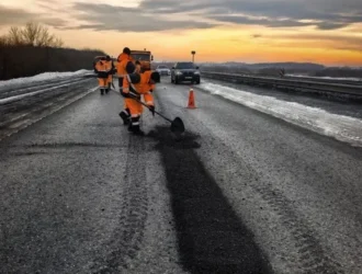 В Кузбассе временно устраняют дефекты на дорогах