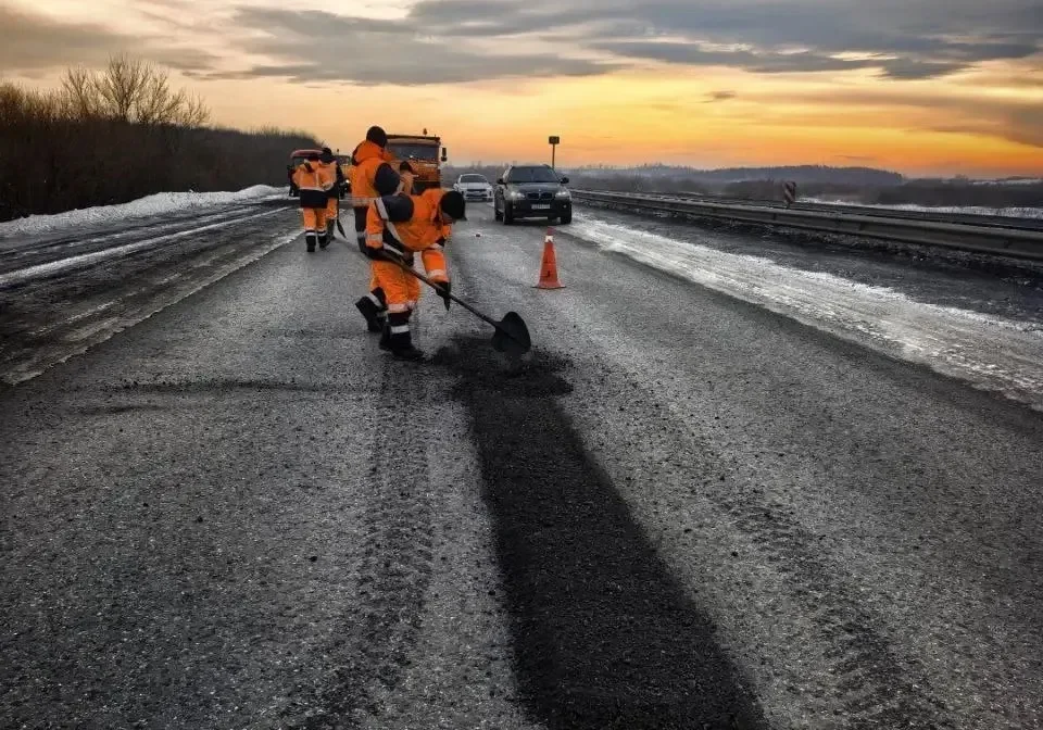 В Кузбассе временно устраняют дефекты на дорогах