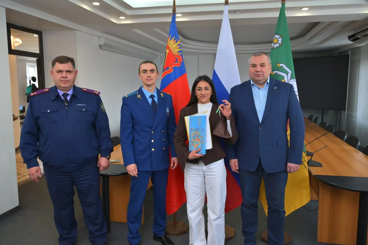 Около двадцати детей-сирот получили ключи от квартир в Кузбассе