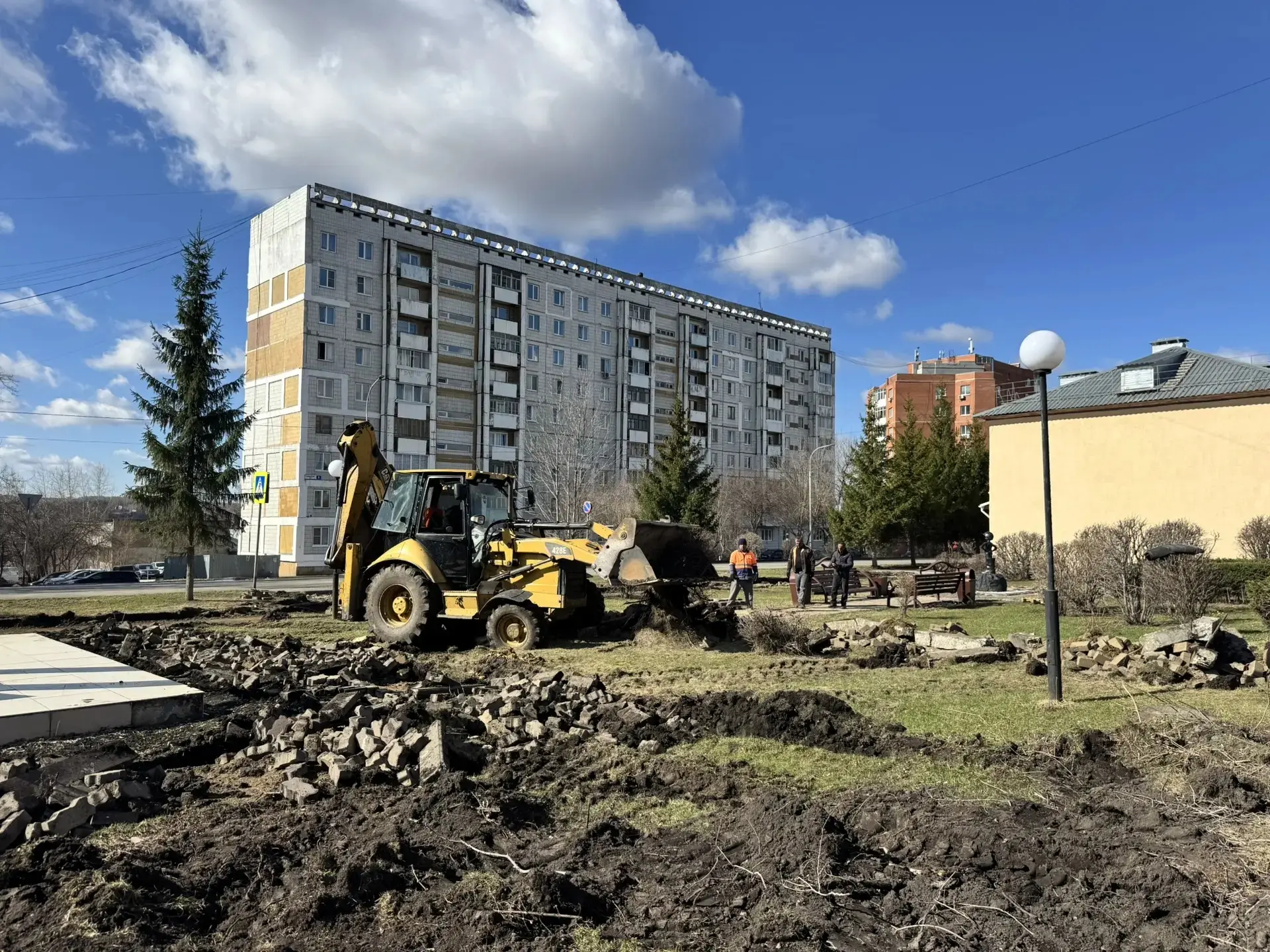 В кемеровском поселке приступили к обновлению сквера