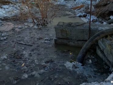 В Анжеро-Судженске пожарные и коммунальщики пытаются предотвратить подтопление