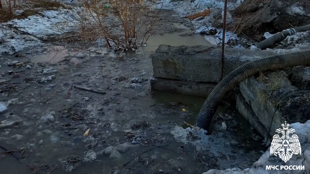 В Анжеро-Судженске пожарные и коммунальщики пытаются предотвратить подтопление