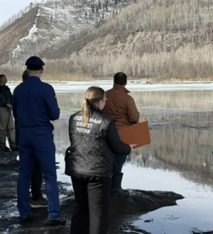 Спасатели обнаружили тело провалившейся под лед девочки