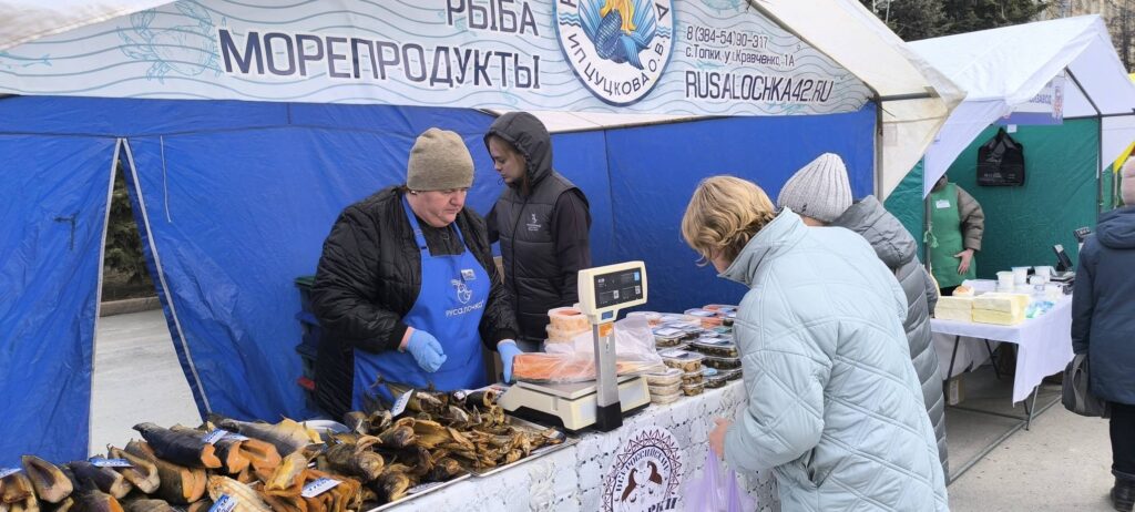 Пасхальные хлопоты: фоторепортаж с кемеровской ярмарки