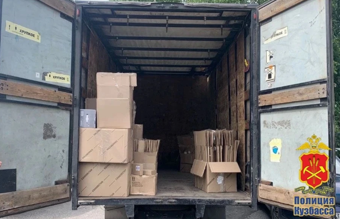 Хотел подставить коллегу: в Мысках ждет суда молодой парень за кражу товаров из грузовика маркетплейса