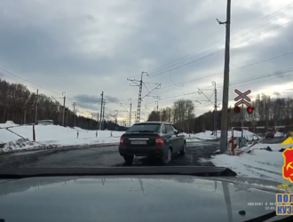 Проехал ж/д переезд на красный: в Тайге оштрафовали водителя по наводке участника «Мобильного патруля»