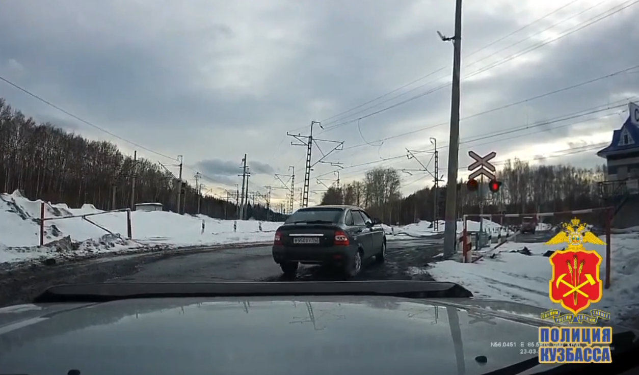 Проехал ж/д переезд на красный: в Тайге оштрафовали водителя по наводке участника «Мобильного патруля»