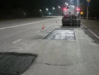 В Новокузнецке начали заделывать ямы на дорогах классическим способом