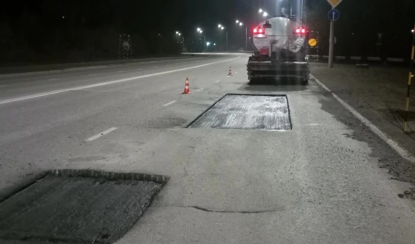 В Новокузнецке начали заделывать ямы на дорогах классическим способом