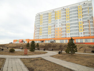 Губернатор Кузбасса в Новокузнецке вручил  детям-сиротам ключи от квартир, построенных при поддержке «Единой России»