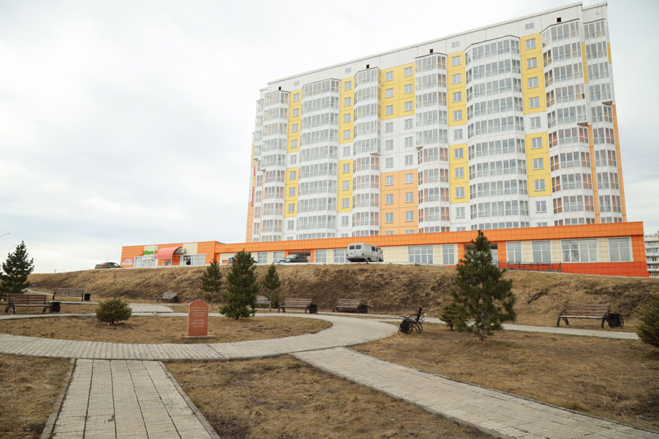 Губернатор Кузбасса в Новокузнецке вручил  детям-сиротам ключи от квартир, построенных при поддержке «Единой России»