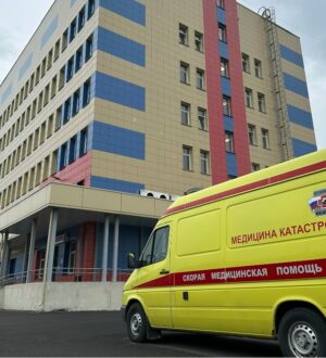 Двухлетний ребенок выпал из окна дома в Междуреченске
