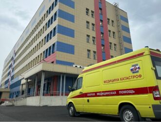 Двухлетний ребенок выпал из окна дома в Междуреченске