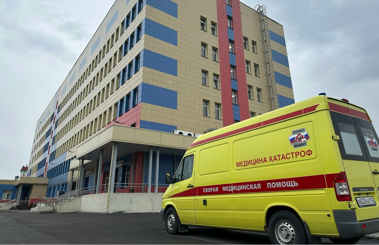 Двухлетний ребенок выпал из окна дома в Междуреченске