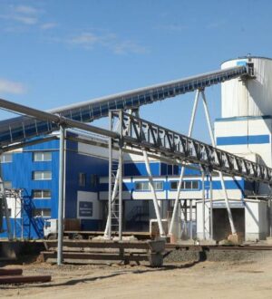 В Кемерове на заводского рабочего упала плита