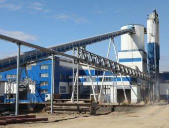 В Кемерове на заводского рабочего упала плита