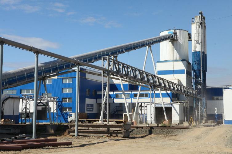 В Кемерове на заводского рабочего упала плита