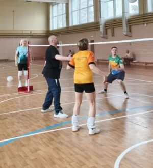 В Мысках участники СВО освоили азы миниволея в спортшколе имени А. Воронина