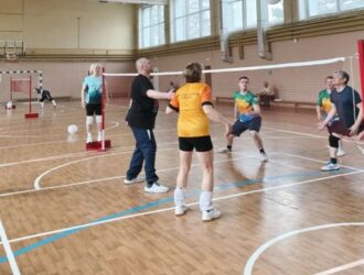 В Мысках участники СВО освоили азы миниволея в спортшколе имени А. Воронина