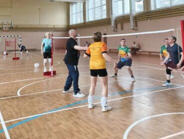 В Мысках участники СВО освоили азы миниволея в спортшколе имени А. Воронина