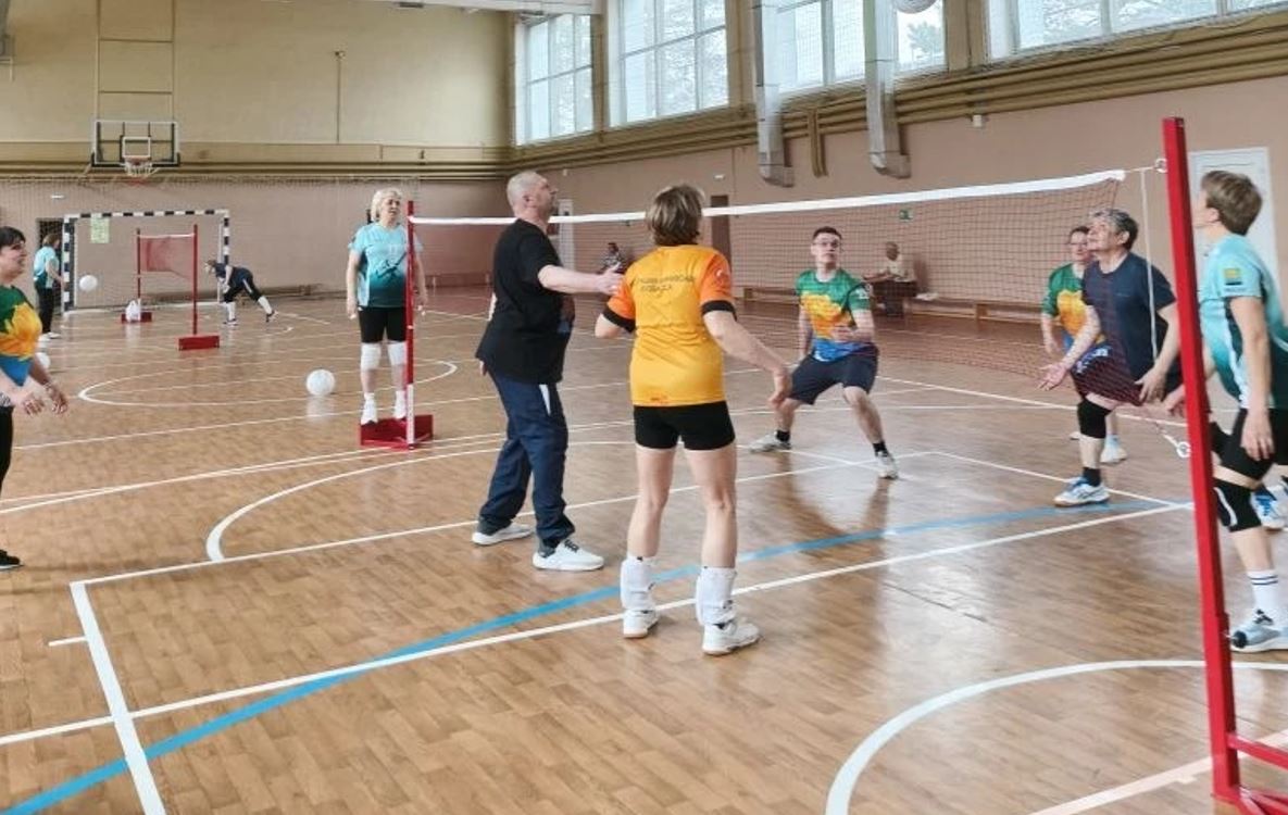 В Мысках участники СВО освоили азы миниволея в спортшколе имени А. Воронина