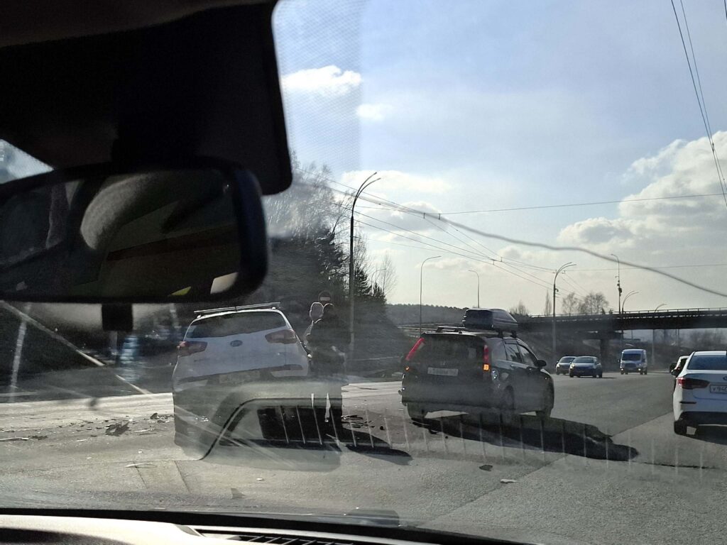 В Кемерове машины встали в пробку из-за ДТП на Логовом шоссе