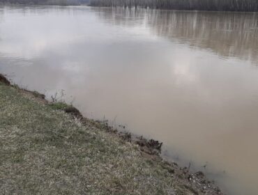 В Ленинске-Кузнецком дамба не справилась с резким подъемом воды в Ине