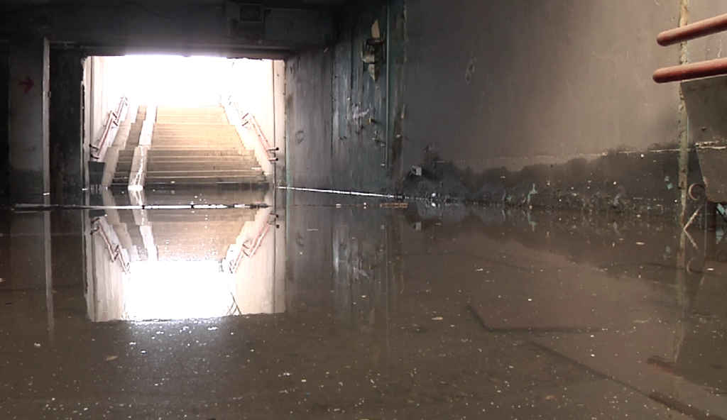 В Новокузнецке подземный переход затопили грунтовые воды