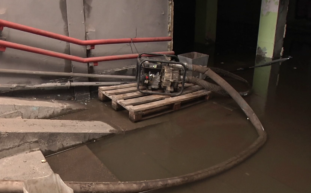 В Новокузнецке подземный переход затопили грунтовые воды