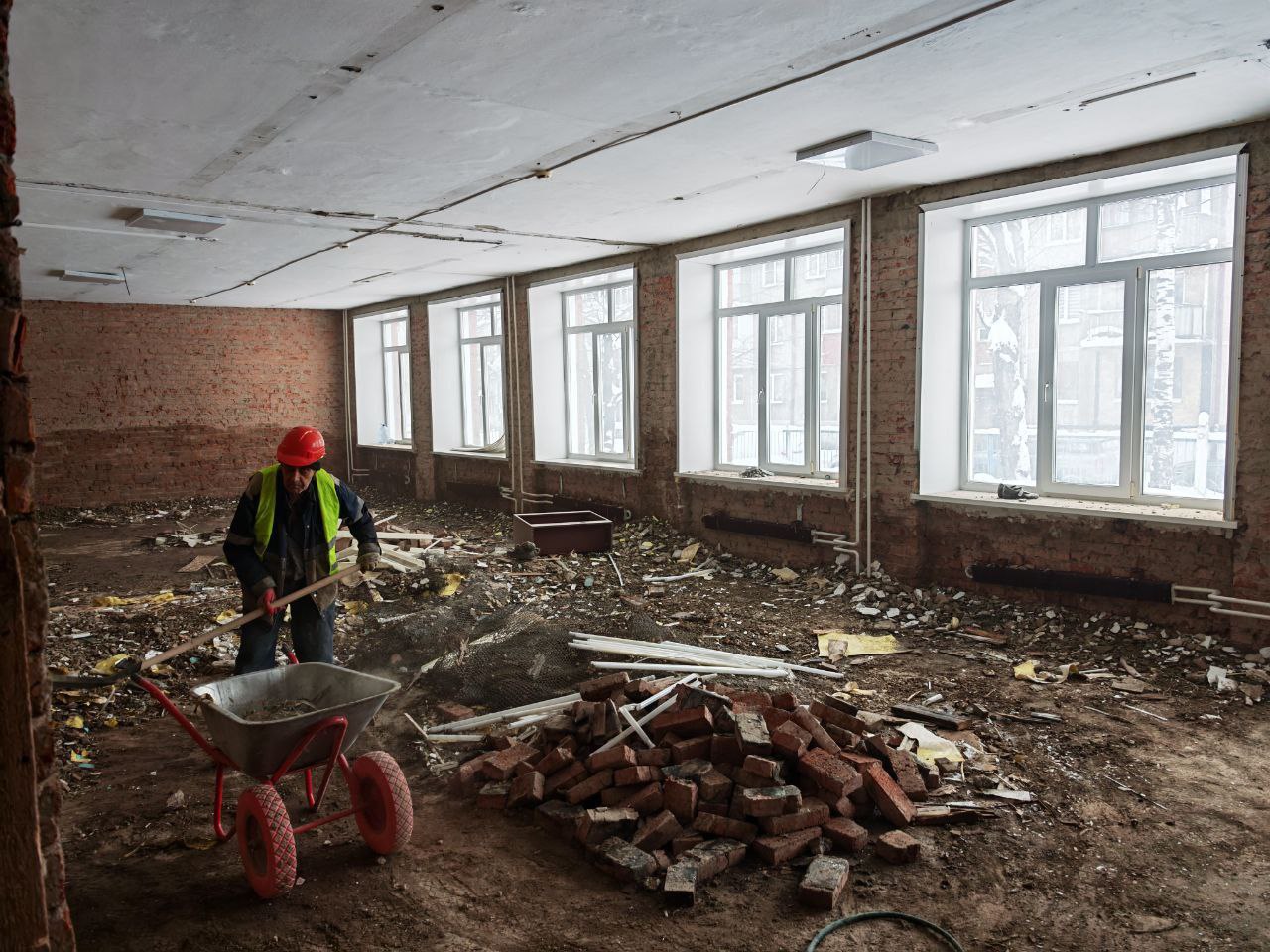 Ремонт в междуреченской школе может завершиться быстрее