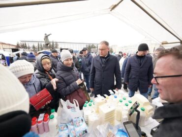 Илья Середюк оценил качество продукции на предпасхальной ярмарке