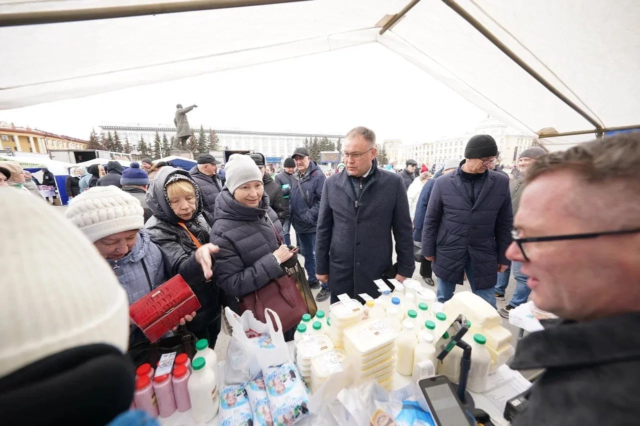 Илья Середюк оценил качество продукции на предпасхальной ярмарке
