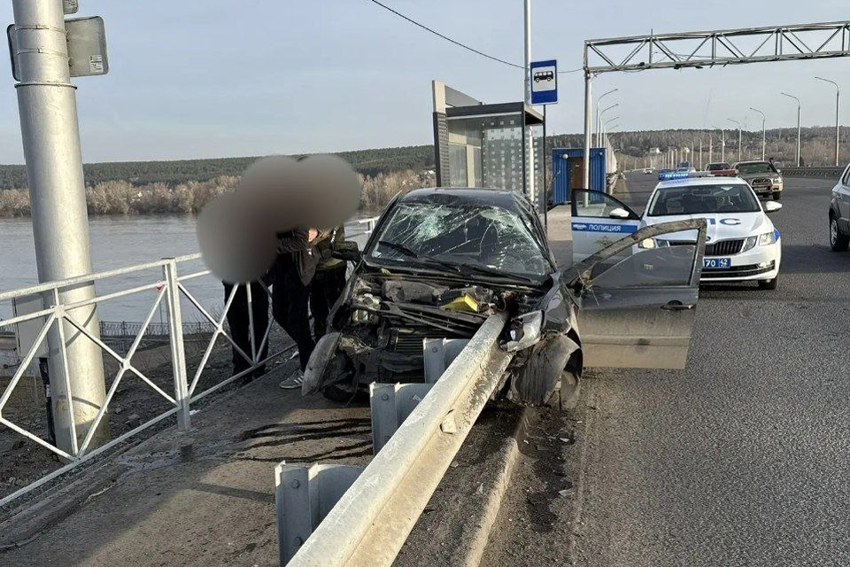 В Кемерове пьяный водитель устроил ДТП на Кузбасском мосту