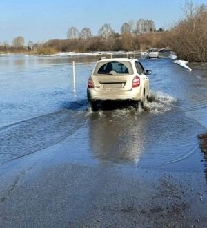 Вышедшая из берегов река затопила дорогу в Кузбассе