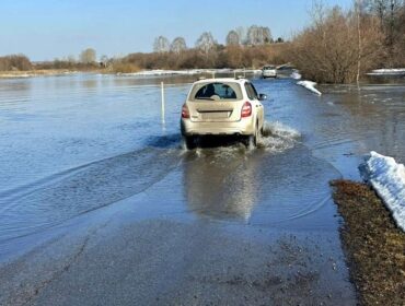 Вышедшая из берегов река затопила дорогу в Кузбассе