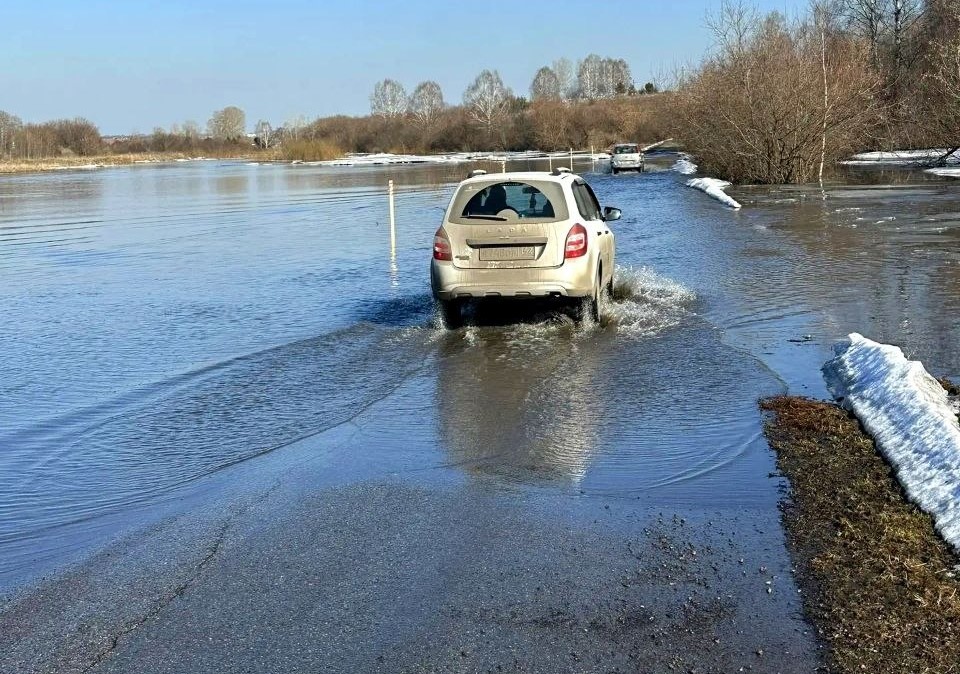 Вышедшая из берегов река затопила дорогу в Кузбассе