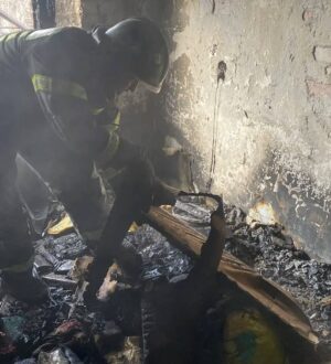 13 человек вывели спасатели из загоревшегося дома в Новокузнецке