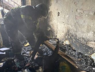 13 человек вывели спасатели из загоревшегося дома в Новокузнецке