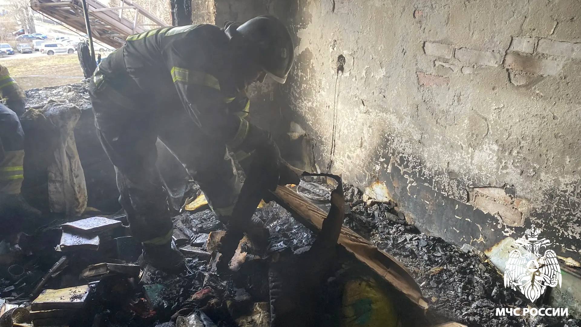 13 человек вывели спасатели из загоревшегося дома в Новокузнецке