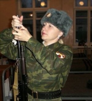 «Кому я нужна в 45 лет?»: как сибирячка сменила камуфляж и автомат на кран