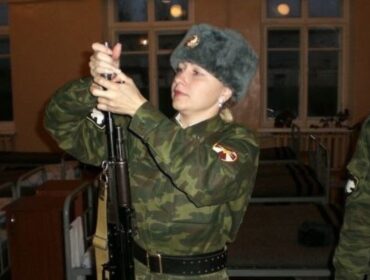 «Кому я нужна в 45 лет?»: как сибирячка сменила камуфляж и автомат на кран