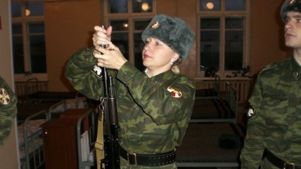 «Кому я нужна в 45 лет?»: как сибирячка сменила камуфляж и автомат на кран