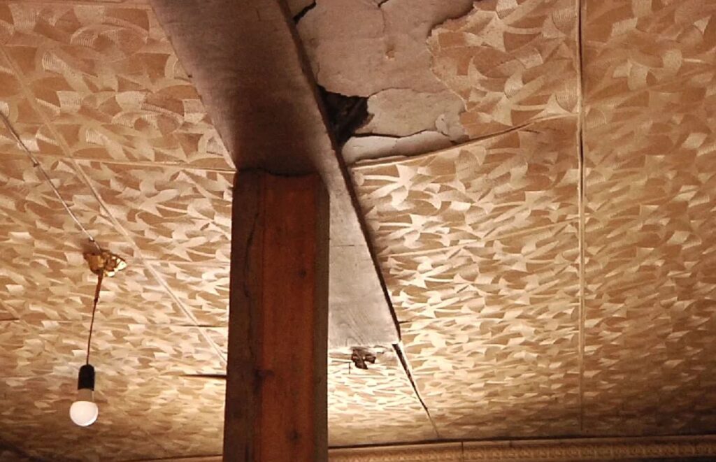 В Новокузнецке обвалился потолок в одном из жилых домов в микрорайоне Абашево