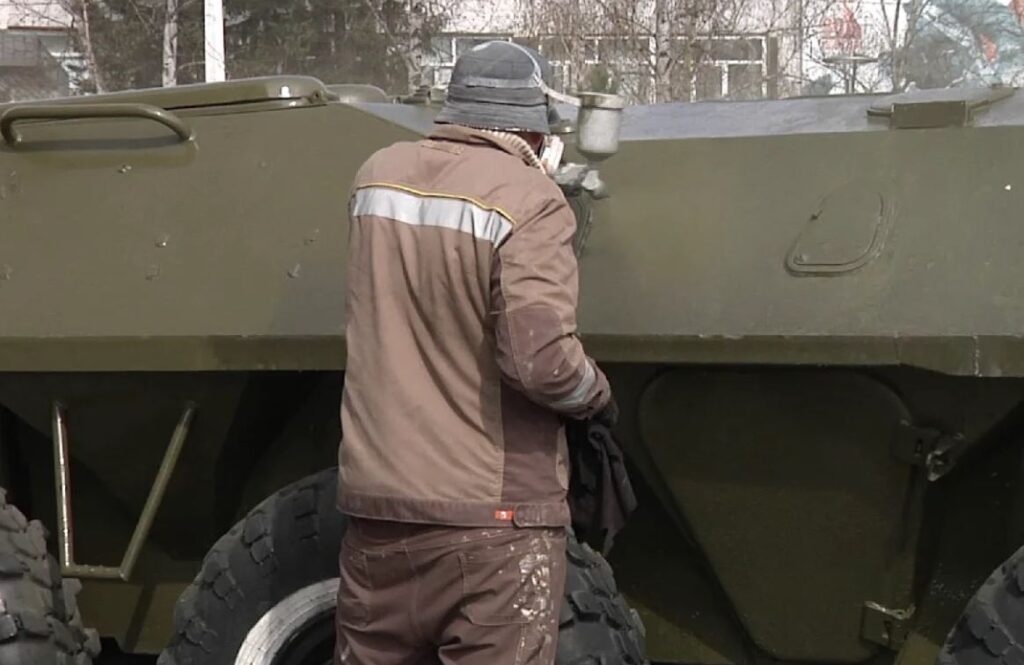 В новокузнецком музее военной техники под открытым небом взялись за покраску экспонатов